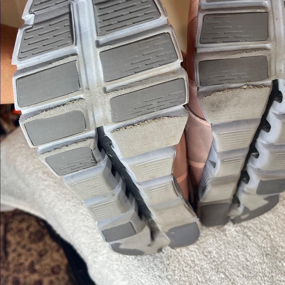 On Running Blush and Charcoal Shoes - Picture 9 of 9
